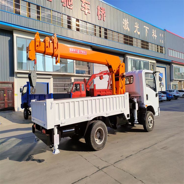 布袋镇三轮随车吊定制 农用改装机自备吊中瑞长期出售